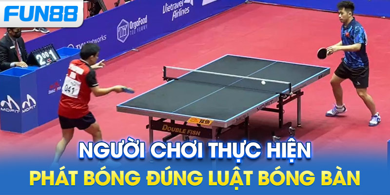 Người chơi thực hiện phát bóng đúng luật bóng bàn